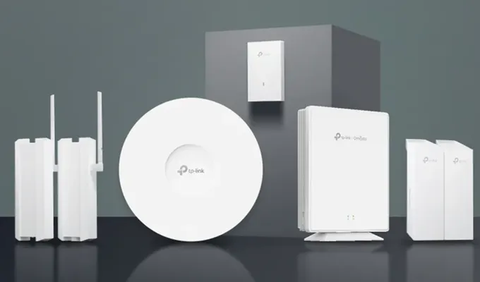 Omada by TP-Link – Professionelle Access Points für Büro, Hotel & Industrie. Produktbilder der verschiedenen Omada by TP-Link Access Points Lösungen auf einem dunkelgrauen Hintergrund.