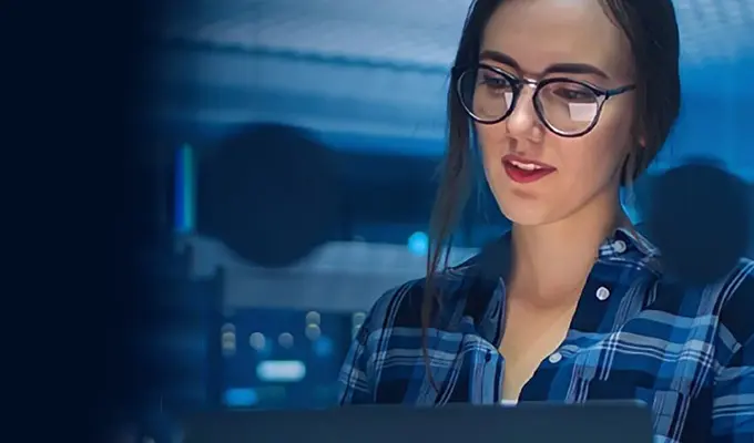 Upgrade statt Neuanschaffung. Skalieren Sie Ihren Arbeits- und Datenspeicher mit Crucial. Upgrade statt Neuanschaffung. Skalieren Sie Ihren Arbeits- und Datenspeicher mit Crucial. Visual einer jungen Frau mit Brille, die vor einem Monitor sitzt.