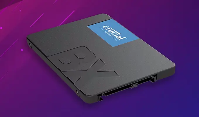 Steigern Sie mit Crucial SATA SSDs die Leistung Ihres PCs. Steigern Sie mit Crucial SATA SSDs die Leistung Ihres PCs. Produktfoto einer Crucial SATA SSD der BX-Serie.