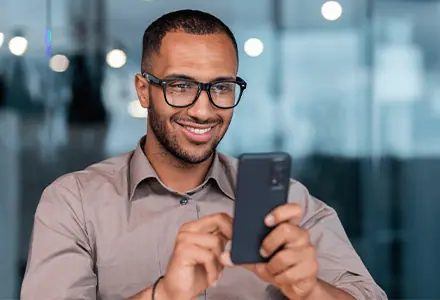 Future-X kauft an - Verkaufspreis ermitteln Future-X kauft an - Verkaufspreis ermitteln - Mann am Smartphone