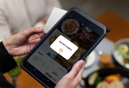 Samsung Galaxy Tab Active5 Wi-Fi Enterprise Edition mit erweiterter Near Field Communication (NFC). Samsung Galaxy Tab Active5 Wi-Fi Enterprise Edition mit erweiterter Near Field Communication (NFC). Foto zeigt das Galaxy Tab Active5 von oben und die Mobile Payment-Funktion ist zu sehen.