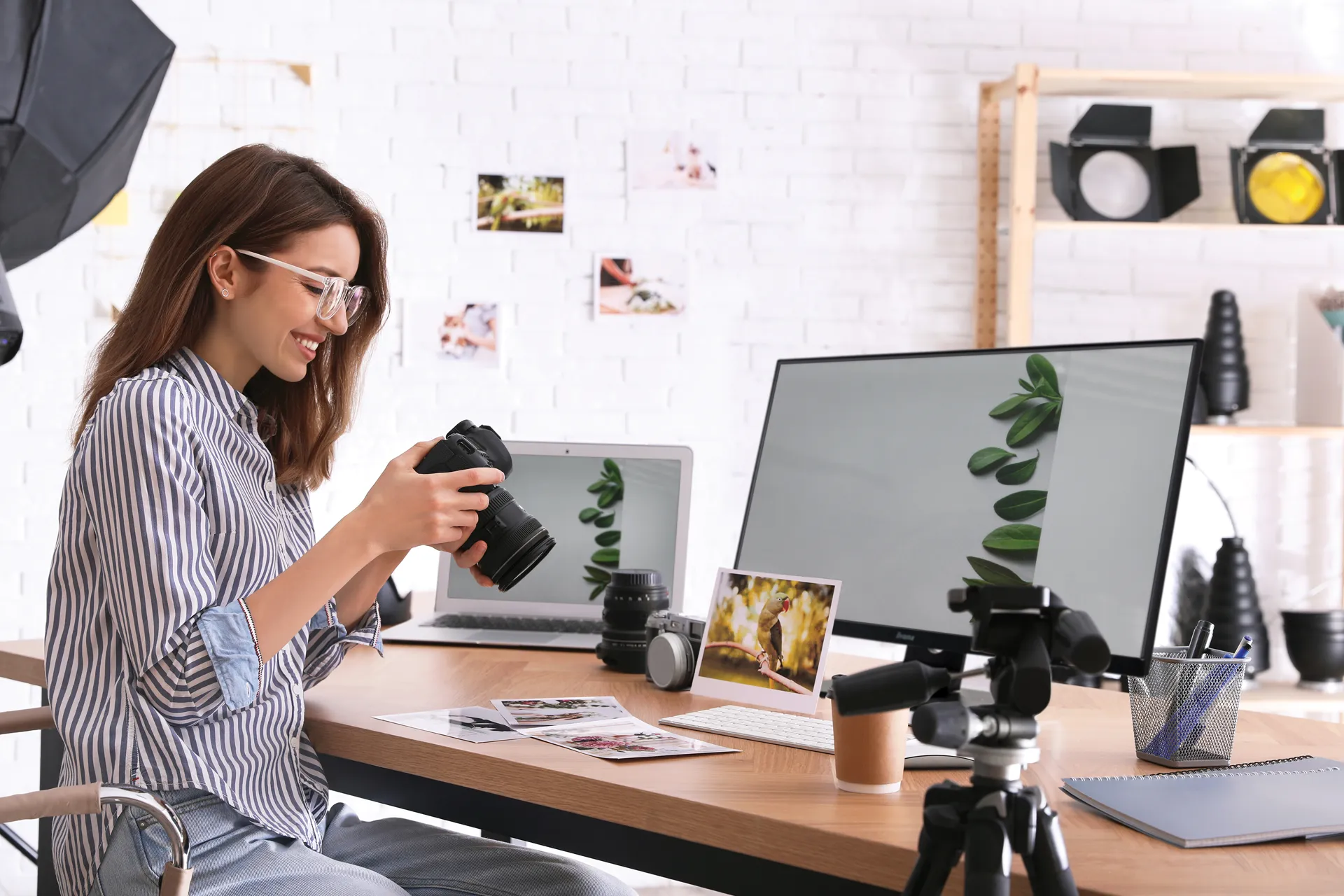 iiyama ProLite XUB2492HSU-B6 - 23,8 Zoll (60,5 cm) Monitor mit IPS-Panel-Technologie, 100Hz Bildwiederholfrequenz und höhenverstellbarem Standfuß. Lifestyle-Bild einer Fotografin, die an dem ProLite Monitor XUB2492HSU-B6 arbeitet.