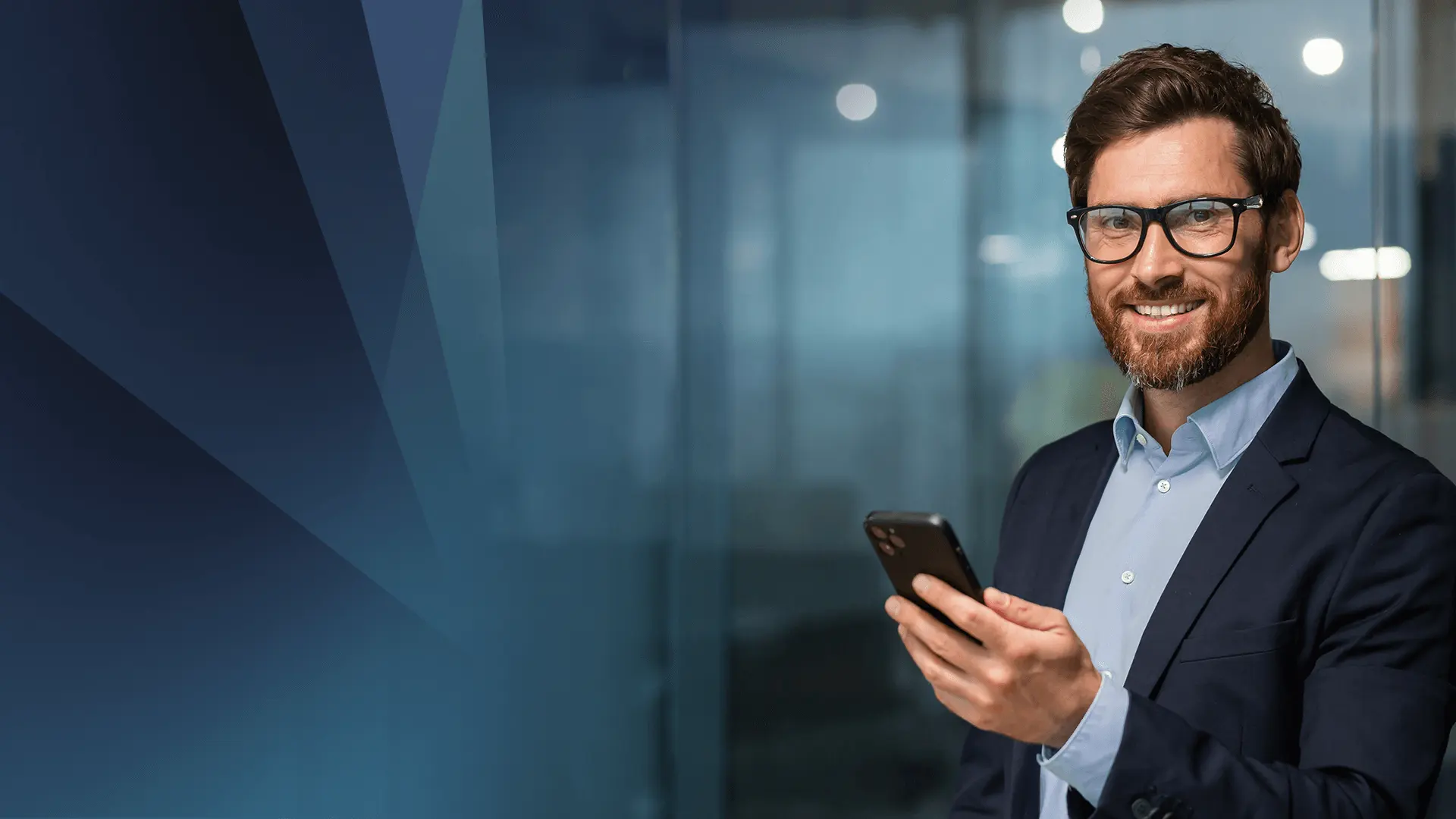 Future-X Unternehmen Future-X Unternehmen - Mann mit Bart und Brille mit einem Smartphone in der Hand