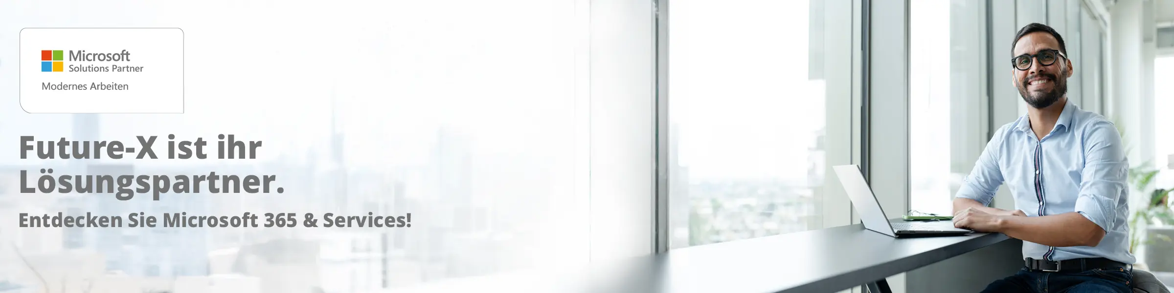 Future X ist zertifizierter Microsoft Solution Partner für Modern Work. Buchen Sie bei uns Ihre Microsoft 365 Business Lizenzen. Visual eines jungen Manners der an einem Notebook sitzt.