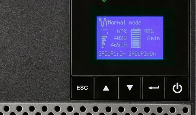 Eaton 5P USV – die grafische LCD-Anzeige zeigt auf einen Blick die wichtigsten Informationen zum Status der USV und Messwerte an. Eaton 5P USV – die grafische LCD-Anzeige zeigt auf einen Blick die wichtigsten Informationen zum Status der USV und Messwerte an. Nahaufnahme des LC-Displays.