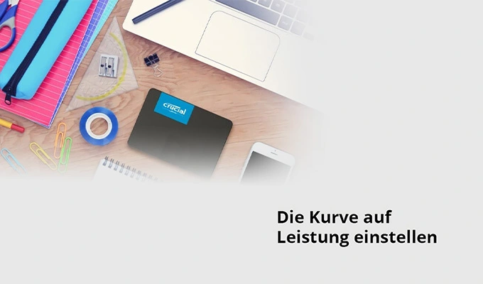 Crucial SATA-SSDs bieten Geschwindigkeit und Zuverlässigkeit. Crucial SATA-SSDs bieten Geschwindigkeit und Zuverlässigkeit. Visual Crucial SSD liegt auf einem Schreibtisch.