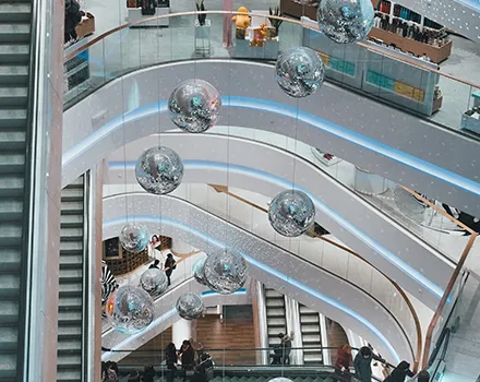 Die Omada Lösung skaliert mit Ihren Anforderungen und bietet branchenspezifische Funktionen ohne Zusatzkosten für z.B. Retail & Filialbetriebe. Foto aus einem Einkaufszentrum.