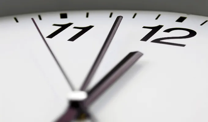 Ab dem 14. Oktober 2025 stellt Microsoft die kostenlosen Softwareupdates und Sicherheitsfixes für Windows 10 über Windows Update ein. Ab dem 14. Oktober 2025 stellt Microsoft die kostenlosen Softwareupdates und Sicherheitsfixes für Windows 10 über Windows Update ein. Foto einer Uhr, die kurz vor 12 anzeigt.