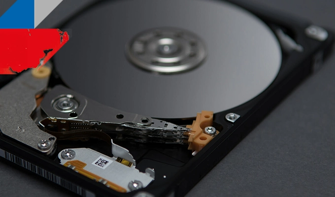 Toshiba L200 2,5"-SATA-Festplatte mit internem Stoßsensor und Ramp-Load-Technologie. Toshiba L200 2,5"-SATA-Festplatte mit internem Stoßsensor und Ramp-Load-Technologie. Nahaufnahme vom Inneren einer Festplatte.