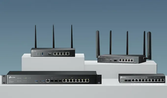 Omada SD-WAN Gateways — VPN, Firewall & Multi-WAN für sichere Standortvernetzung. Produktbilder der verschiedenen Omada by TP-Link SD-WAN Gateways auf Podesten vor einem dunkelblauen Hintergrund.