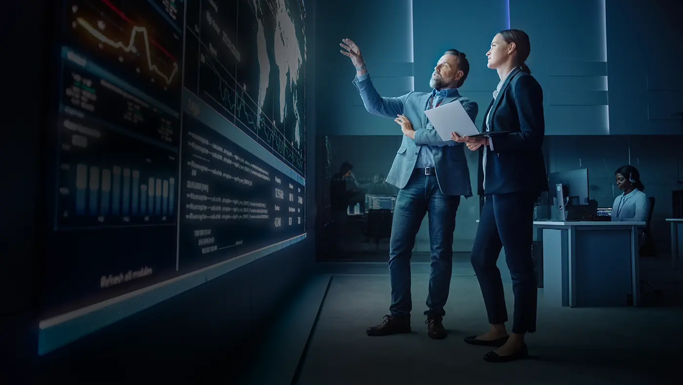 AMD EPYC™ 4004-Serie Prozessoren – beeindruckende, budgetfreundliche Server-Performance. AMD EPYC™ 4004-Serie Prozessoren – beeindruckende, budgetfreundliche Server-Performance. Visual einer Frau und eines Mannes in Businesskleidung, die vor einer riesigen LED-Wand stehen.