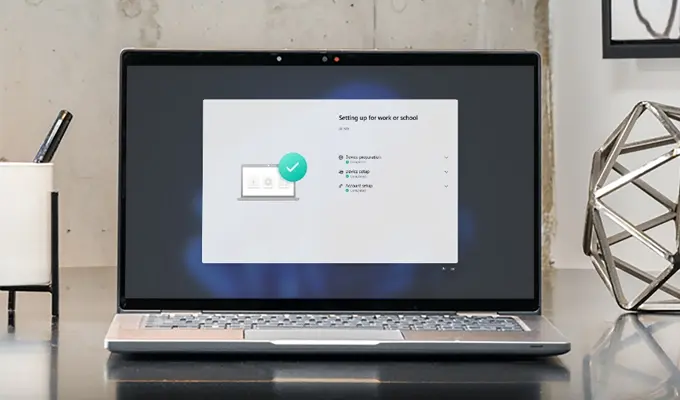 Windows 11 Pro Arbeitsumgebung: Effizienz am Arbeitsplatz Professioneller Arbeitsplatz mit Laptop auf dem Windows 11 Pro läuft, umgeben von Büroausstattung.