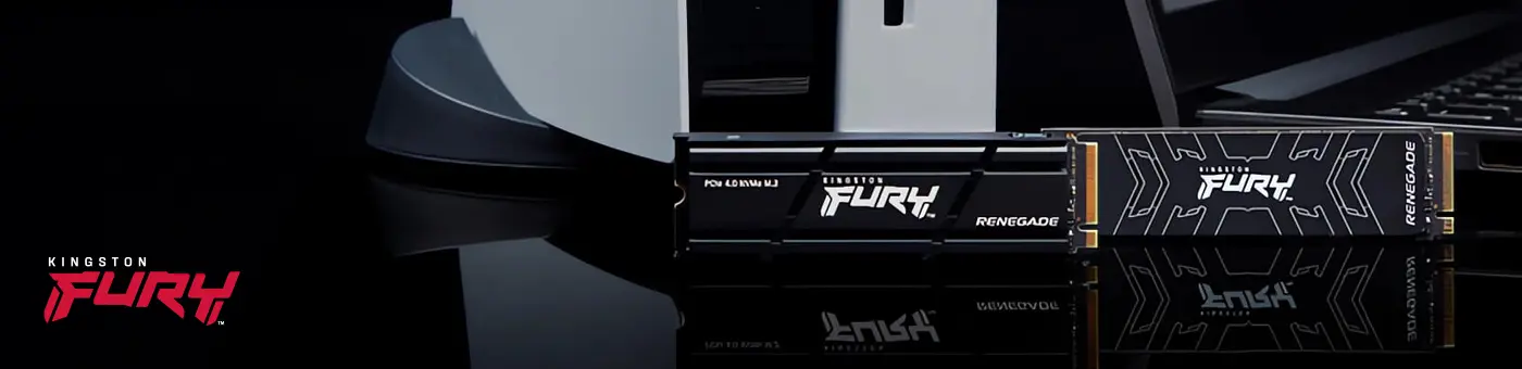 Fury Renegade SSD – für Gamer, Hardware-Enthusiasten und Power-User. Fury Renegade SSD – für Gamer, Hardware-Enthusiasten und Power-User. Visual 2 FURY Renegade SSD stehen auf einer spiegelnden Oberfläche vor einer Playstation 5 und einem Notebook.