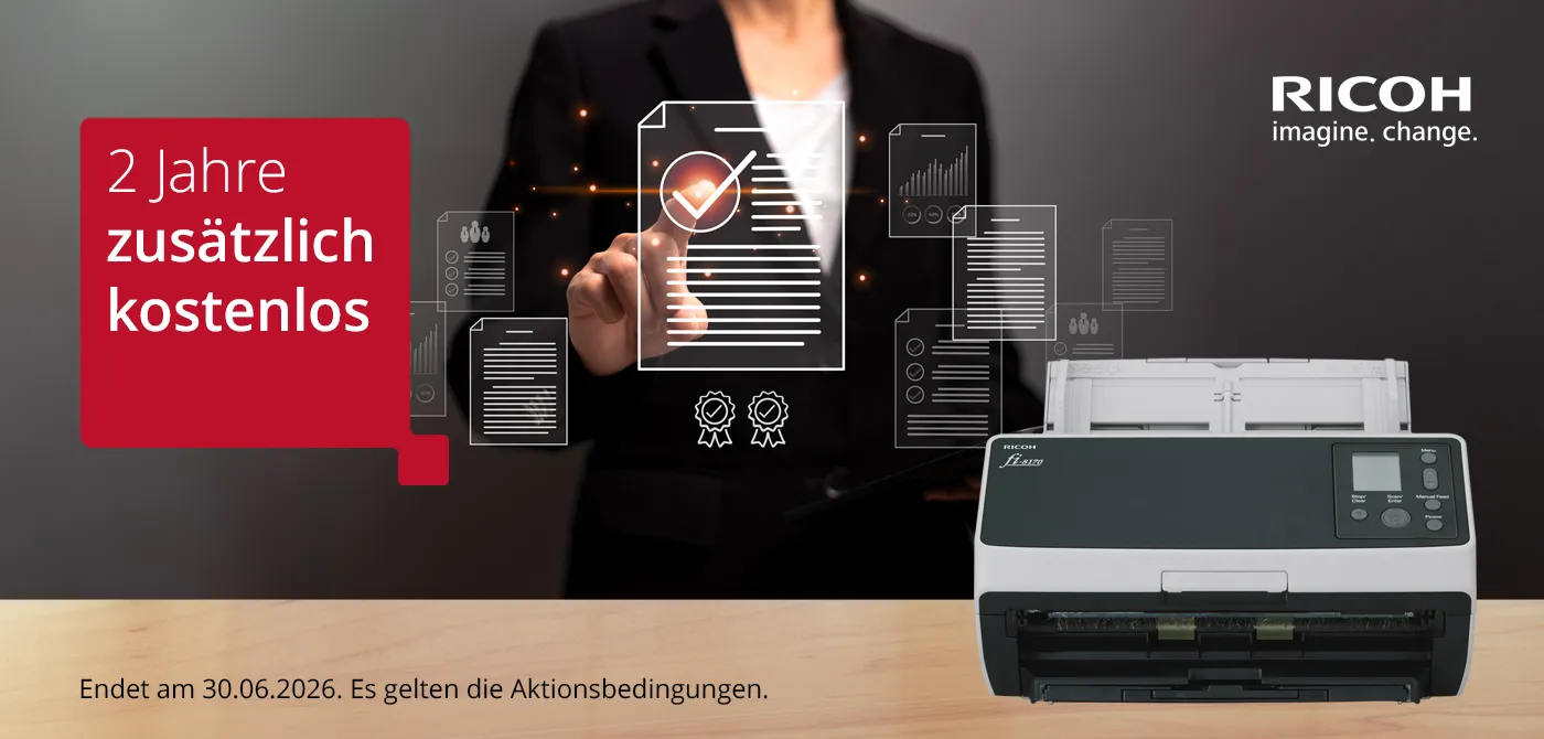 2 Jahre zusätzlich kostenlos bei ausgewählten Scannern der RICOH fi-Serie. Visual einer Frau im Business Look, die hinter einem Ricoh Scanner steht.