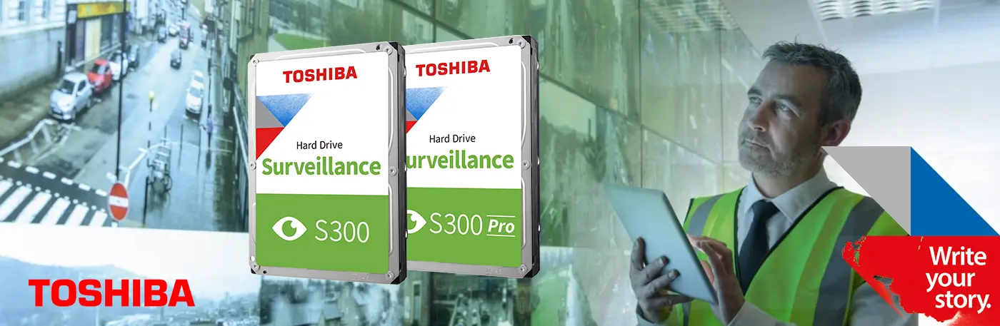Toshiba Surveillance S300 Festplatte für Überwachungssysteme. Toshiba Surveillance S300 Festplatte für Überwachungssysteme. Visual einer Person vor einer Monitorwand mit verschiedenen Screens von Überwachungskameras und Produktfotos der S300 und S300 Pro Festplatte.
