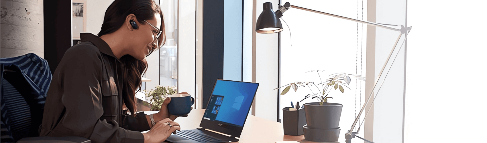 Microsoft Windows Server 2019. Zentralisierte Verwaltung von Clients, Servern und Clustern. Microsoft Windows Server 2019. Zentralisierte Verwaltung von Clients, Servern und Clustern. Visual junge Frau an einem Windows Notebook.