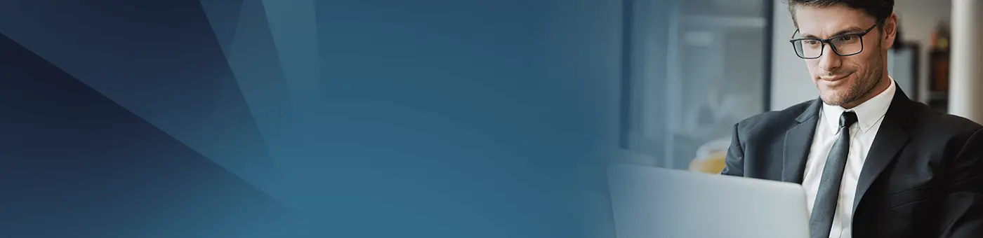 Future-X kauft an Header Future-X kauft an Header - Mann mit Brille am Laptop auf dunklem Hintergrund