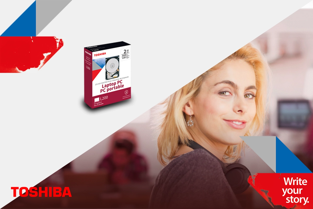 Toshiba L200 Laptop PC Festplatte mit bis zu 2 TB Speicherplatz. Toshiba L200 Laptop PC Festplatte mit bis zu 2 TB Speicherplatz. Lächelnde, junge Frau.