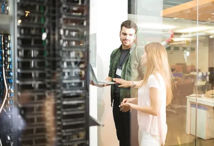 Eaton 9PX USV – maximale Energieeffizienz für Ihre IT-Infrastruktur. Lifestyle Foto einer Frau und eines Mannes in einem Server Raum.