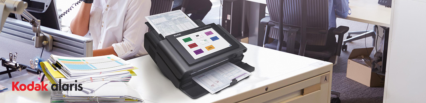 Future-X Kodak Alaris Dokumentenscanner, Softwarelösungen, Services Future-X Kodak Alaris Dokumentenscanner, Softwarelösungen, Services - Eine Frau im Büro telefoniert, vor ihr steht ein Kodak Alaris Scanner