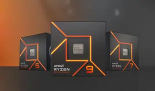 AMD Ryzen™ 7000-Serie Prozessoren – mit einfacher Übertaktung, geringem Energieverbrauch und dem beim Kauf enthaltenen AMD Wraith Premium-Kühler liefern diese AM5-CPUs hohe Performance für Gamer. AMD Ryzen™ 7000-Serie Prozessoren – mit einfacher Übertaktung, geringem Energieverbrauch und dem beim Kauf enthaltenen AMD Wraith Premium-Kühler liefern diese AM5-CPUs hohe Performance für Gamer. 3x Packshot nebeneinander auf dunkelgrauem Hintergrund.