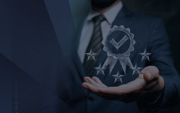 Future-X Plus - Einloesen Future-X Plus - Mann im Anzug und „Ausgezeichnet Emblem“ auf dunklem Hintergrund