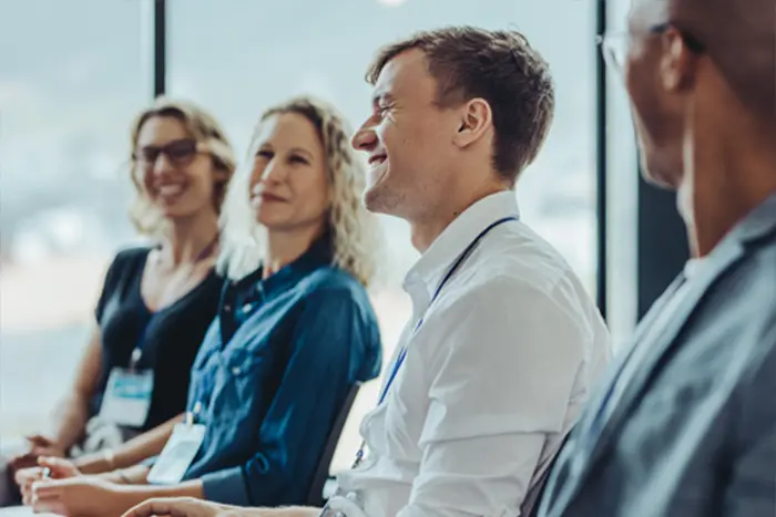 Future-X Akademie - Datenschutz Schulungen Future-X Akademie - Datenschutz Schulungen - Lächelnde Mitarbeiter während einer Besprechung