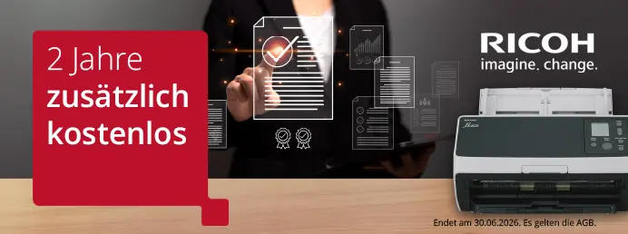 Ricoh - 2 zusätzliche Jahre gratis bei Upgrade auf eine 3-jährige Garantie. Es gelten die AGB. Lifestylefoto eine Frau im Business-Look und einem Ricoh Scanner im Vordergrund.