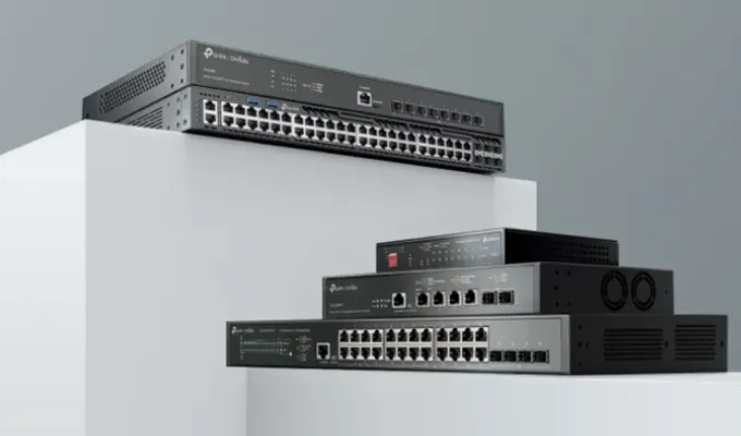 Omada by TP-Link – Managed & Smart Switches — PoE, L2/L3 und 2.5 G für jede Infrastruktur. Produktbilder der verschiedenen Omada by TP-Link Managed & Smart Switches auf Podesten vor einem dunkelgrauen Hintergrund.