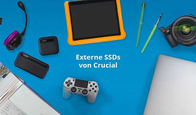 Crucial wird portabel mit bis zu 4 TB. Crucial wird portabel mit bis zu 4 TB. Visual externe SSD neben einem Tablet, Headset und Gamepad.