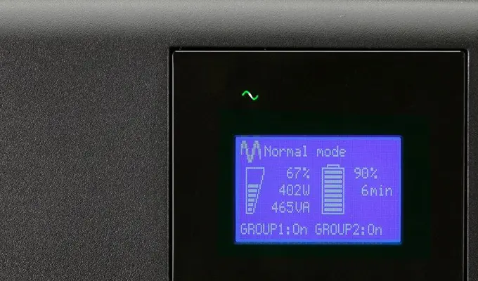 Eaton 5P USV – die cybersichere Serie ist von 650-1550 VA erhältlich und mit Intelligent Power® Software Suite von Eaton. Eaton 5P USV – die cybersichere Serie ist von 650-1550 VA erhältlich und mit Intelligent Power® Software Suite von Eaton. Nahaufnahme vom graphischen LC-Display.