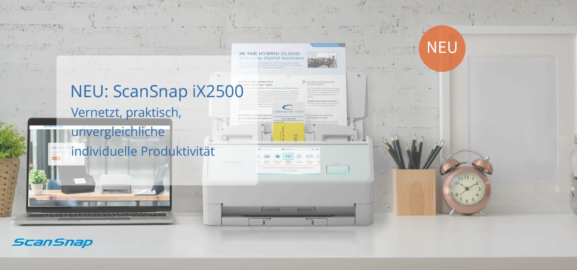 NEU: ScanSnap iX2500. Vernetzt, praktisch, unvergleichliche individuelle Produktivität. Lifstylebild des Scanners in Weiß auf einem Schreibtisch.
