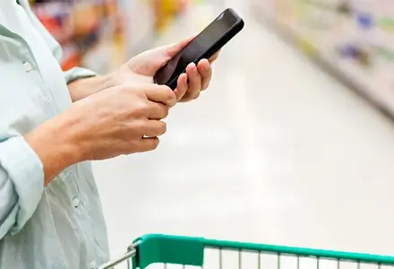 Eaton Strombedarf im Einzelhandel . Eaton Strombedarf im Einzelhandel. Visual Hände einer Frau mit Smartphone