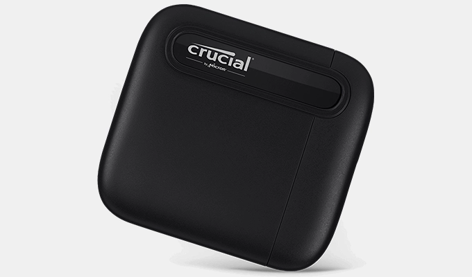 Crucial X6 Portable SSD ist optimal für die mobile Speichererweiterung. Crucial X6 Portable SSD ist optimal für die mobile Speichererweiterung. Produktbild auf hellgrauem Hintergrund.