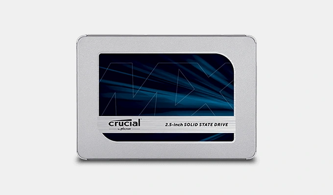 Crucial MX500 SSD ist optimal für z. B. Gamer. Crucial MX500 SSD ist optimal für z. B. Gamer. Produktbild auf hellgrauem Hintergrund.