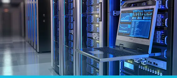 Nuclias Cloud von D-Link ist eine vollständig gehostete Lösung. Foto eines Serverraums und einem Notebook als Steuerkonsole.