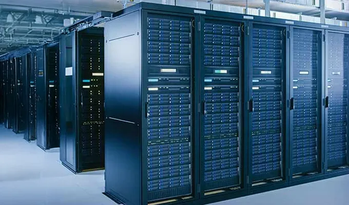 Eaton KVM-Switche für die Einrichtung eines kleinen Büronetzwerks bis hin zur Verwaltung eines großen Rechenzentrums. Eaton KVM-Switche für die Einrichtung eines kleinen Büronetzwerks bis hin zur Verwaltung eines großen Rechenzentrums. Foto eines Rechnenzentrums.