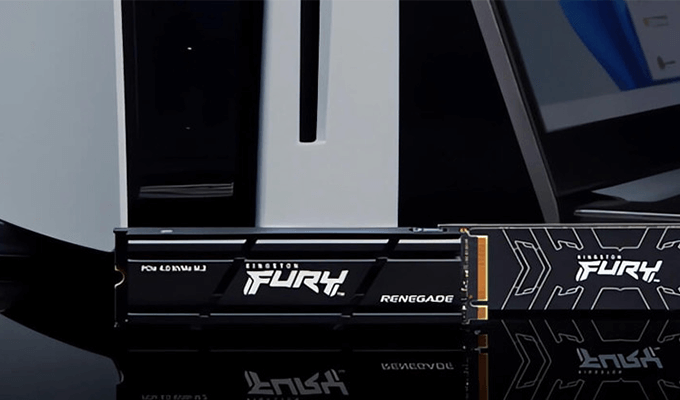 Kingston FURY Renegade PCIe 4.0 NVMe M.2-SSD für Gaming- und Hardware-Enthusiasten Kingston FURY Renegade PCIe 4.0 NVMe M.2-SSD für Gaming- und Hardware-Enthusiasten - zwei SSDs auf dem Schreibtisch