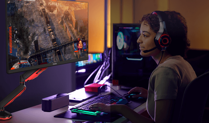 Future-X iiyama Gaming Monitore  Future-X iiyama Gaming Monitore  - Frau spielt Computerspiele