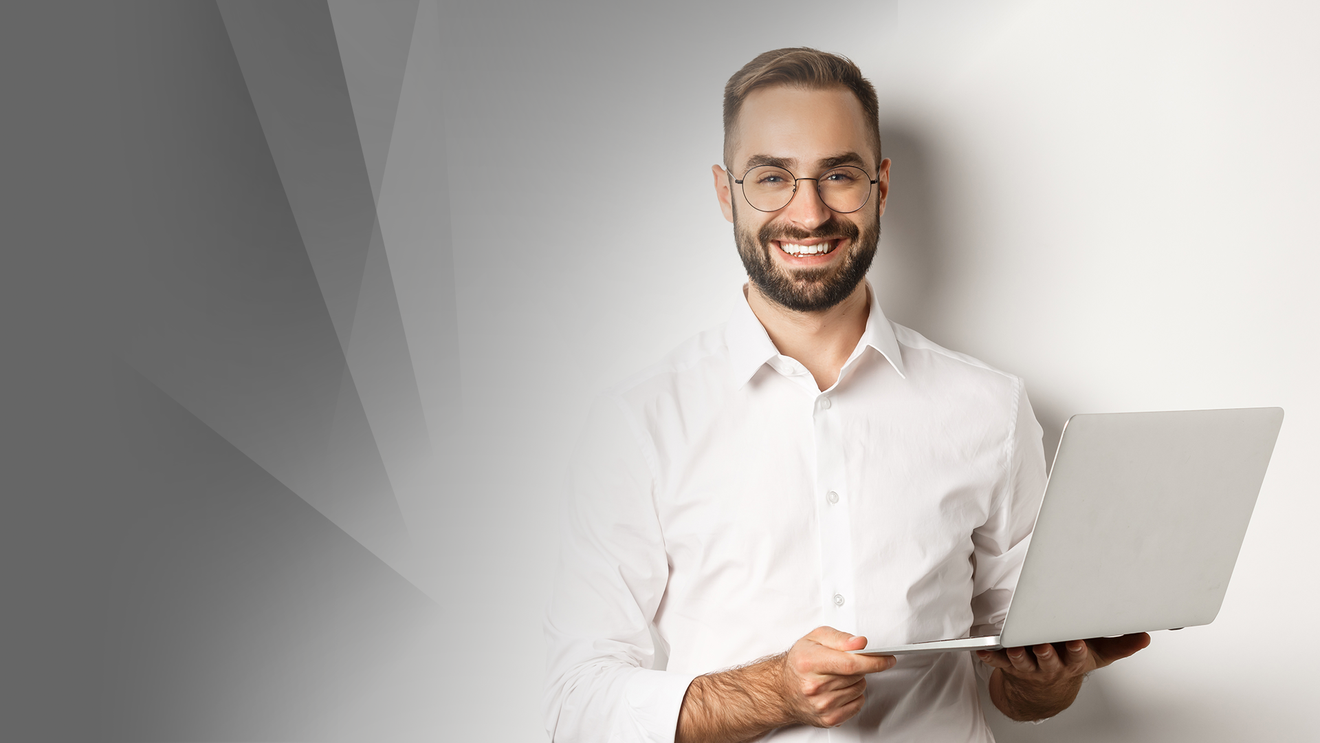 Future-X Geschaeftskunden Future-X Geschaeftskunden - Mann mit Brille hält ein offenes Laptop in der Hand