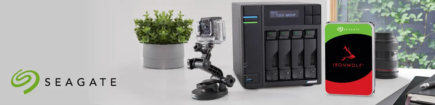 Seagate IronWolf – für alles entwickelt, was mit NAS zu tun hat. Seagate IronWolf – für alles entwickelt, was mit NAS zu tun hat. Visual einer IronWolf NAS Festplatte steht auf einem Schreibtisch vor einem NAS-Server mit 5 Einschüben.
