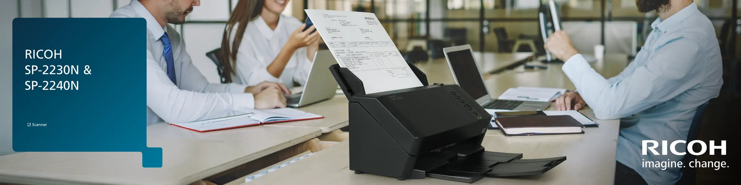 Die RICOH SP 2230N und SP 2240N ADF Scanner kombinieren fortschrittliche Funktionen und Leistung mit außergewöhnlichem Mehrwert für alle Arten von Unternehmen. Lifestyle Bild des Scanners auf einem Schreibtisch in einer Büroumgebung.