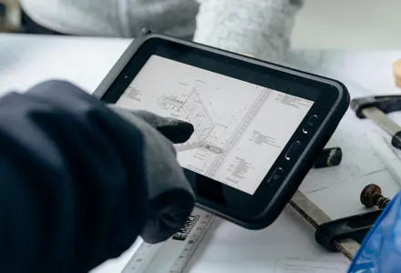 Samsung Galaxy Tab Active5 Wi-Fi Enterprise Edition ist mit Handschuhen nutzbar. Samsung Galaxy Tab Active5 Wi-Fi Enterprise Edition ist mit Handschuhen nutzbar. Visual, das Galaxy Tab Active5 wird mit Handschuhen bedient.