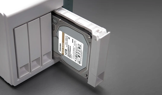 Toshiba N300 - Diese Festplatte kann in Multi-RAID-Systemen mit bis zu 8 Festplatten verwendet werden. Toshiba N300 - Diese Festplatte kann in Multi-RAID-Systemen mit bis zu 8 Festplatten verwendet werden. Produktbild RAID-System.