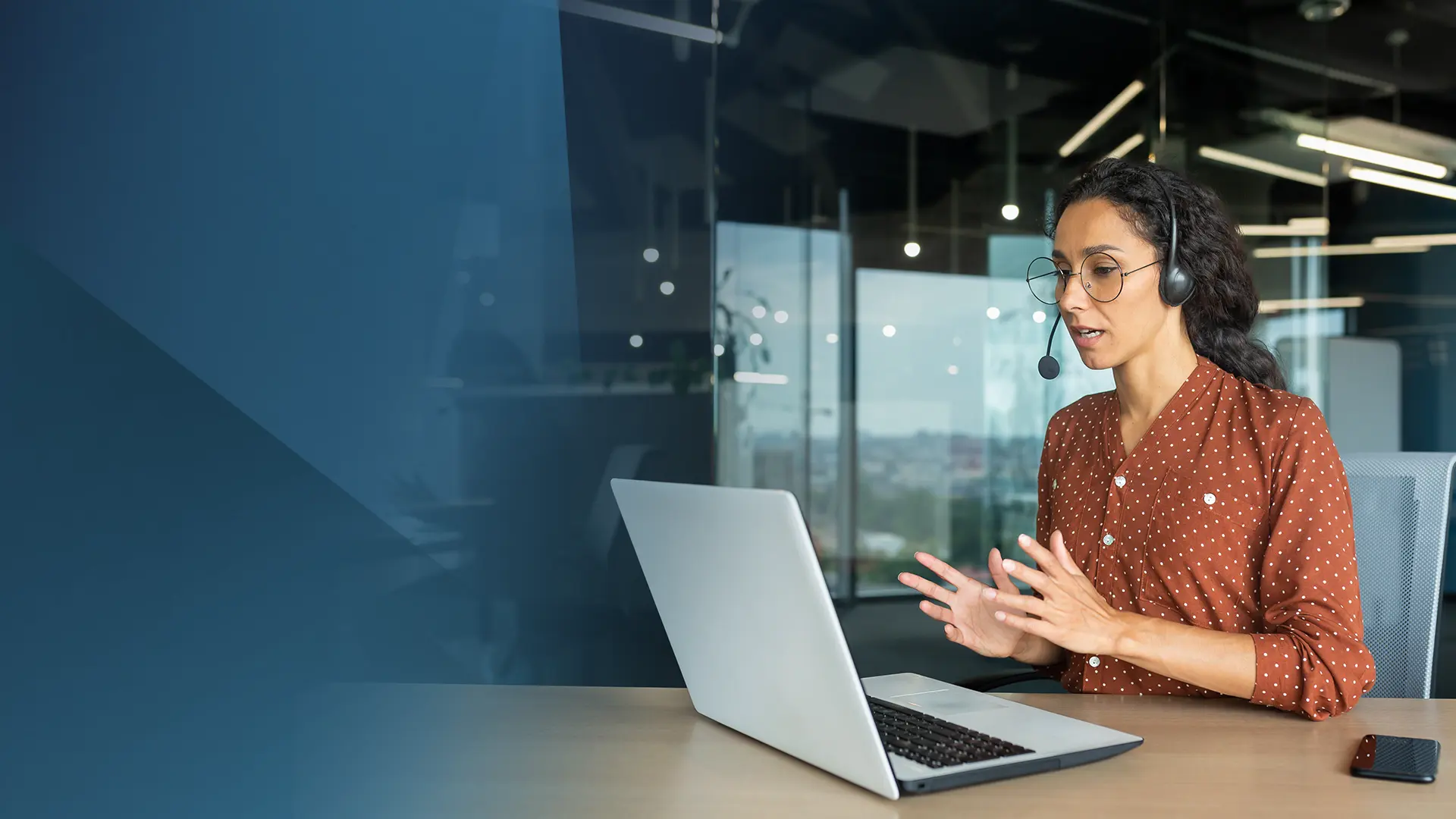 Future-X Support Future-X Support - Frau mit Headset arbeitet an einem Laptop