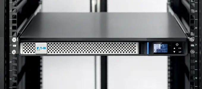 Eaton 5P Gen2 USV – kompakte und effiziente Lösung für IT-Edge-Umgebungen, die 22 % mehr Leistung als ihr Vorgänger. Eaton 5P Gen2 USV – kompakte und effiziente Lösung für IT-Edge-Umgebungen, die 22 % mehr Leistung als ihr Vorgänger. Visual des 1-HE-Rack in einem Serverschrank.