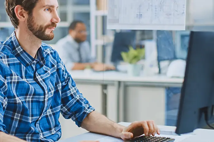 Future-X Akademie - Exchange Online Future-X Akademie - Exchange Online - Mann sitzt vor einem Monitor