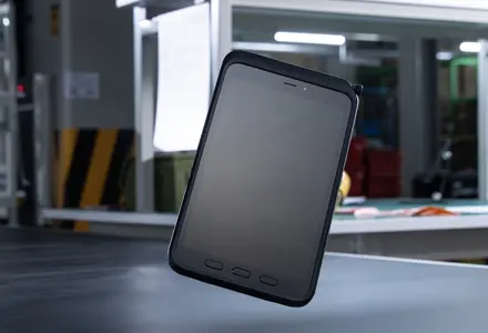 Samsung Galaxy Tab Active5 Wi-Fi Enterprise Edition – konzipiert für raue Arbeitsumgebungen. Samsung Galaxy Tab Active5 Wi-Fi Enterprise Edition – konzipiert für raue Arbeitsumgebungen. Visual des Galaxy Tab Active5 vor einem Lager-Hintergrund.