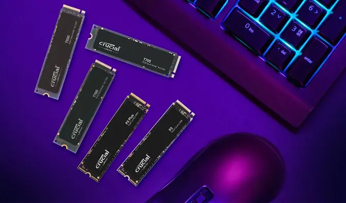 Mit einer Crucial NVMe SSD erleben Sie blitzschnelle Leistung. Mit einer Crucial NVMe SSD erleben Sie blitzschnelle Leistung. Visual aus der Vogelperspektive mehrerer Crucial NVMe SSDs die neben einer Maus und Tastatur liegen.