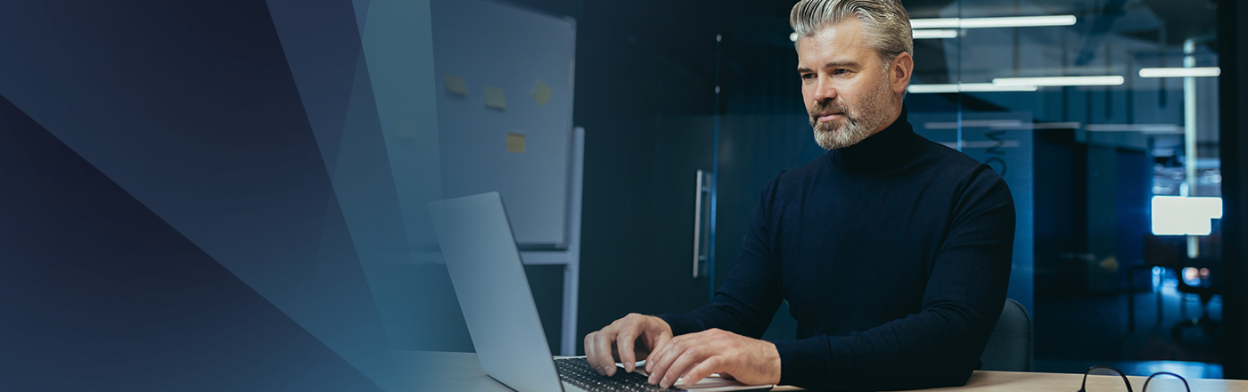 Future-X Newsletter Future-X Newsletter - Mann arbeitet an einem Laptop